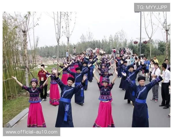 土家摆手舞与篮球赛互动，恩BA成民族文化展示窗